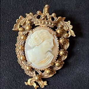Vintage Florenza Gold Cameo Brooch or pendant